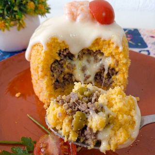 Cuscuz de Carne, queijo, ovo e azeitona