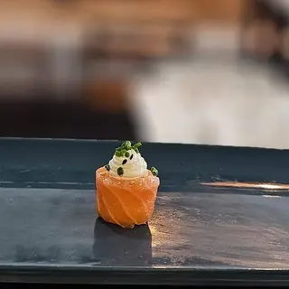 Gunkan de Salmão e Queijo (4 un.)