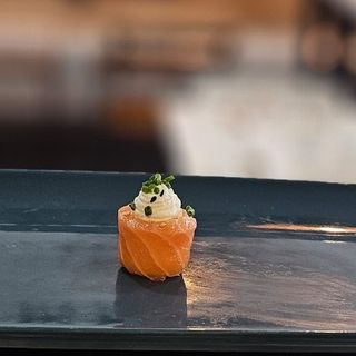 Gunkan de Salmão e Queijo (4 un.)