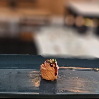 Gunkan de Salmão Braseado (4 un.)