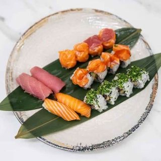 606.Sushi Mix Uramaki Niguiri (16 peças)