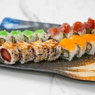 608.Sushi Mix Uramaki (16 peças)