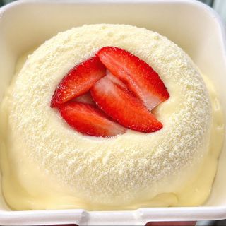 Mini Bolo Vulcão Nido com Morango