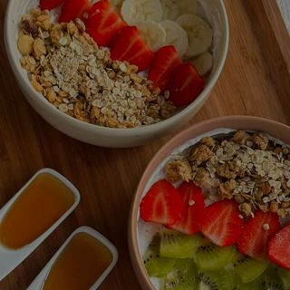 Iogurte Natural Frutas Sementes e Granola