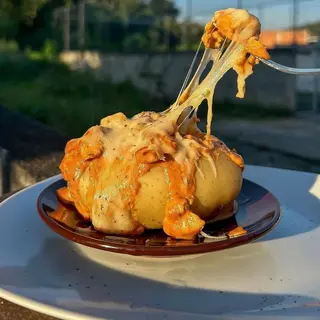 Batata Recheada com strogonoff de Frango