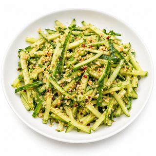 S28. Salada de Pepino com Molho de Soja, Kimchi e Sésamo