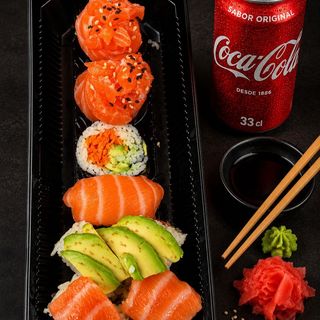A4. Combo de Salmão – 8 Peças - Coca-Cola