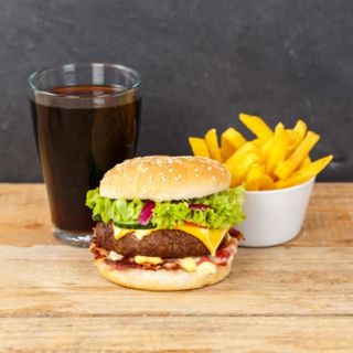 Hambúrguer com Batatas e Bebida