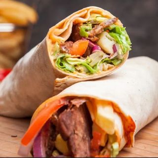 Wrap de Kebab com Batatas e Bebida