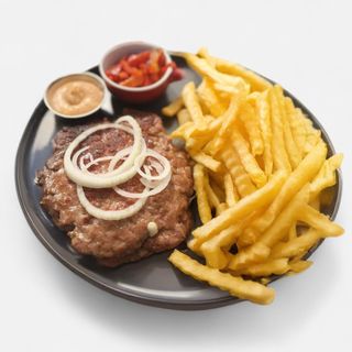 Pleskavita la farfurie cu feta șI cașcaval