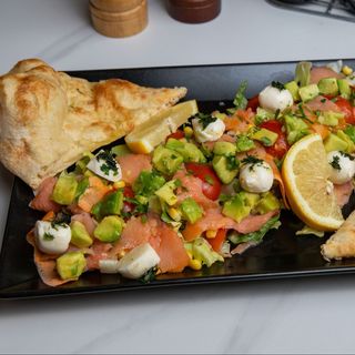 Salată cu somon fume