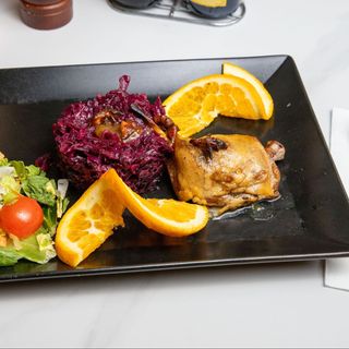 Pulpă de rață cu varză roșie și sos de portocale