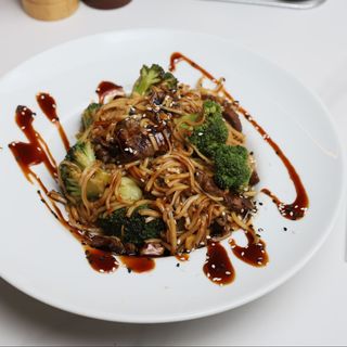 Stir fry cu vită, noodle, broccoli, sos chinezesc cu soia
