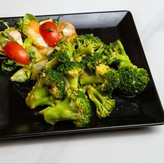 Broccoli sote cu unt și usturoi