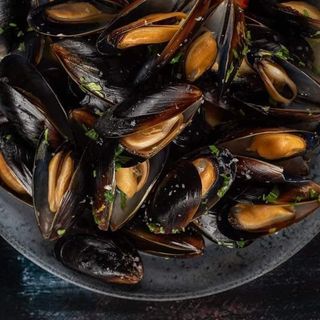 Soici in sos de vin alb