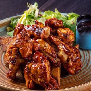 Aripioare picante cu cartofi aromatizati si sos BBQ