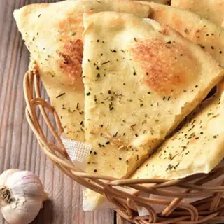 Focaccia cu usturoi și parmezan