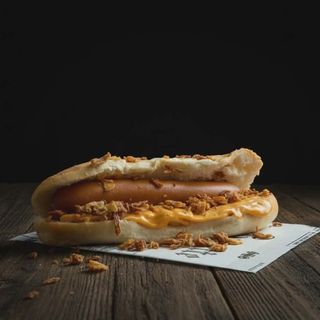Hot-Dog dublu cu cheddar și ceapă crispy