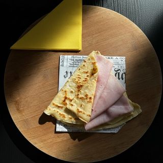 Clătită cu omletă, șuncă/bacon și cașcaval