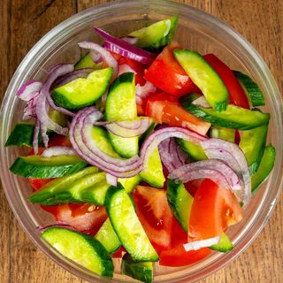 Salată de roșii si castraveți