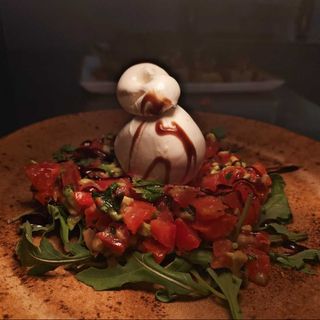 Buratta Cu Salsa De Roșii Cu Avocado Și Foccacia