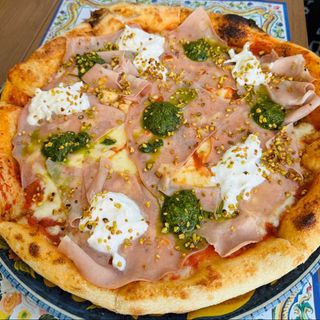 Pizza Mortadella, Stracciatella, Pesto E Pistacchio