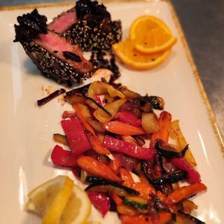 Ton in crusta de susan cu legume grill