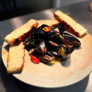 Bol De Midii Cu Sos De Vin Alb Și Foccacia