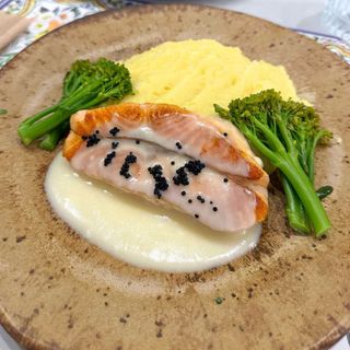 File De Somon Cu Piure De Cartofi Și Sos Beurre Blanc