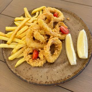 Calamar prajit cu cartofi pai si lamaie