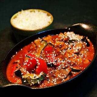 Tigaie picanta de pui cu orez basmati