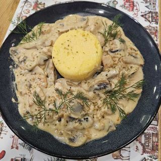 Pui cu smantana, ciuperci si mamaliga