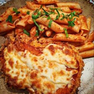 Snitel Milanez de pui cu penne pomodoro