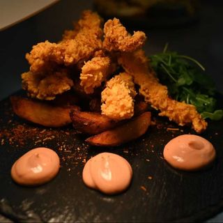 Crispy Strips De Pui Cu Cartofi Prăjiți Și Sos Cocktail