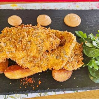 Șnițel De Curcan, Cartofi Prăjiți, Salată si Sos Cocktail