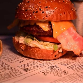 Burger De Black Angus, Cartofi Prăjiți Și Sos Cocktail