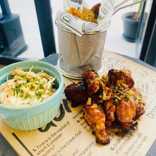 Aripioare de Pui BBQ cu Cartofi Prăjiți și Salată Coleslaw