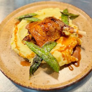 Pulpă de Rață cu Piure de Cartofi, Sos Demi-Glace și Mazare