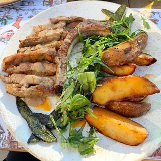 Tomahawk de Porc cu Cartofi Prăjiți și Sos Muștar Dijon