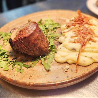 Mușchi de Vită Black Angus cu Piure de Trufe și Sos de Piper