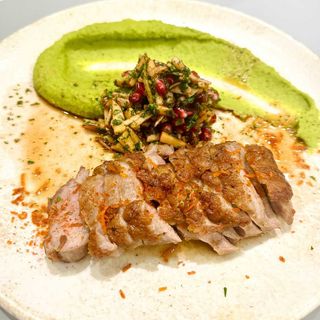 Vrăbioară de Miel cu Piure de Mazăre și Chimichiri de Mere