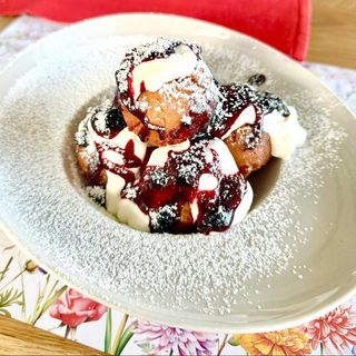 Papanași cu Smântână și Dulceață de Afine