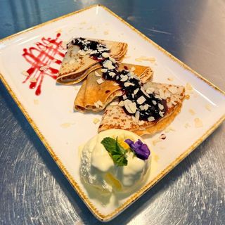 Clătite cu Gem de Capsuni și Înghețată