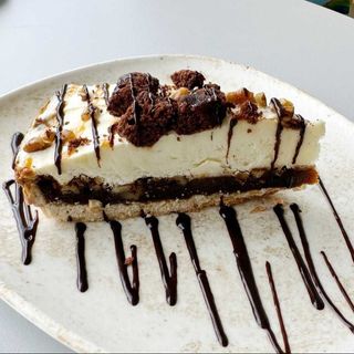 Tort Ciocolată Albă, Nuci Pecan și Caramel