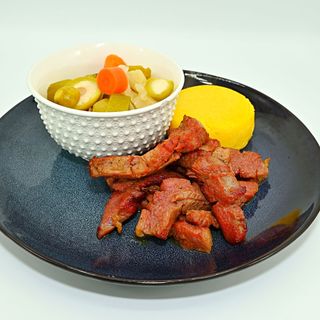 Pastrama de oaie cu mamaliguta si muraturi