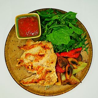 Piept De Pui Cu Legume Grill Și Sos Sweet Chilli