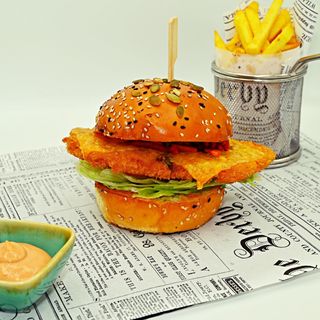 Burger Cu Șnițel De Pui, Cartofi Prăjiți Și Sos Cocktail