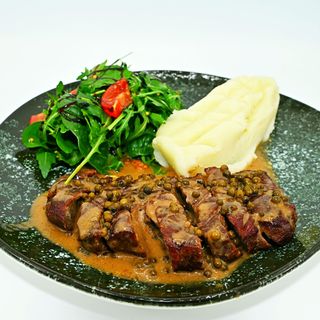 Vrăbioară de Vită cu Piure de Cartofi și Sos de Piper Verde