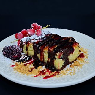Tarta de ciocolata cu fructe de padure si migdale