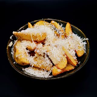 Cartofi Prăjiți cu Parmezan și Usturoi